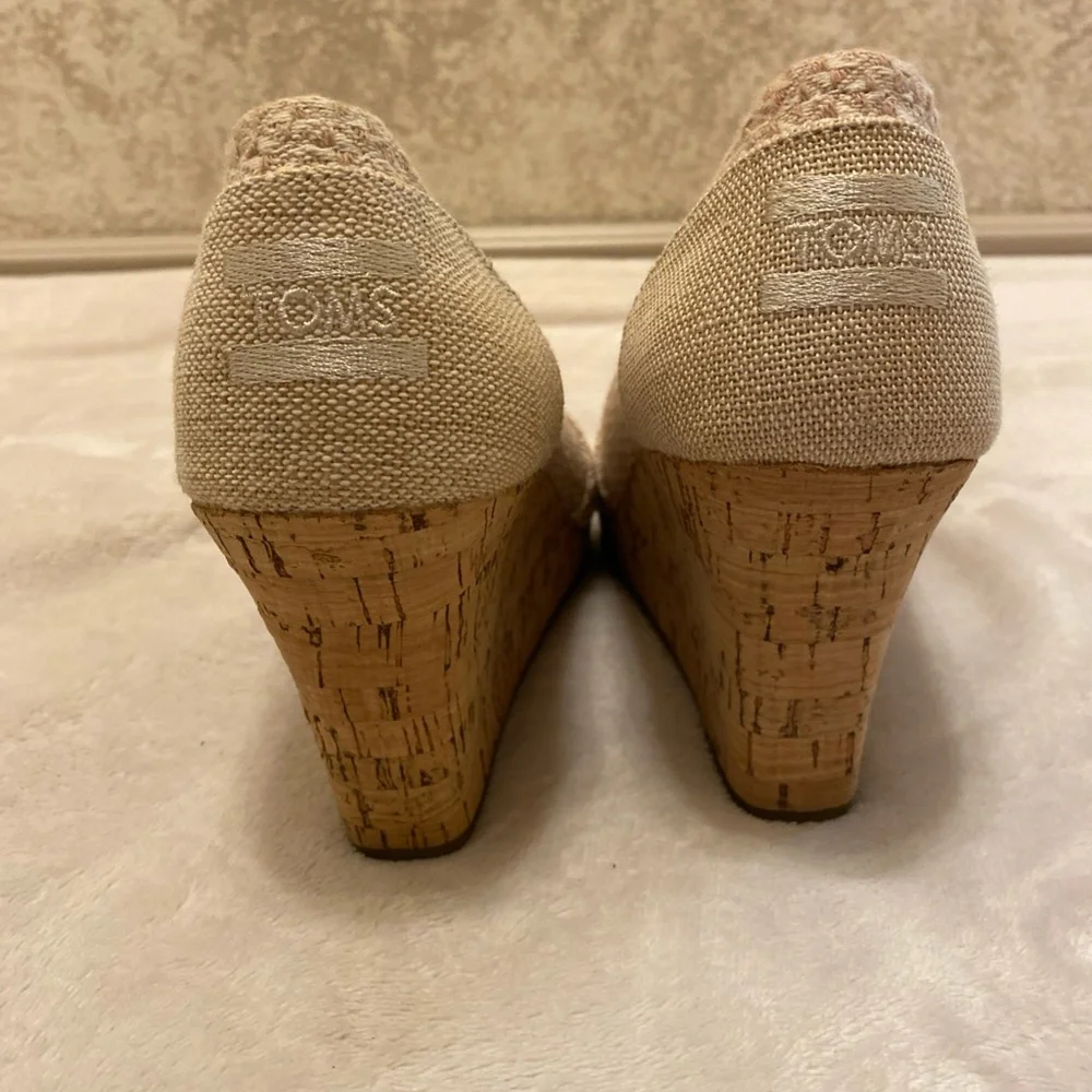 TOMS Women's  Beige Triangle Bow Cork Wedges